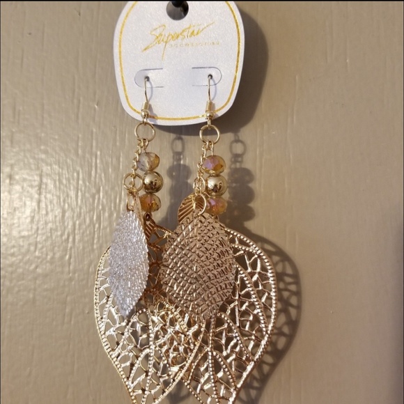 NEW Beautiful Leaf Dangle Earrings (GOLD) - Picture 2 of 3